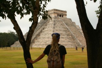 Admiring the Mayan pyramid of Chichén Itzá