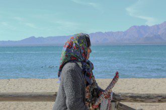 Seri woman waiting in front of Tiburón Island